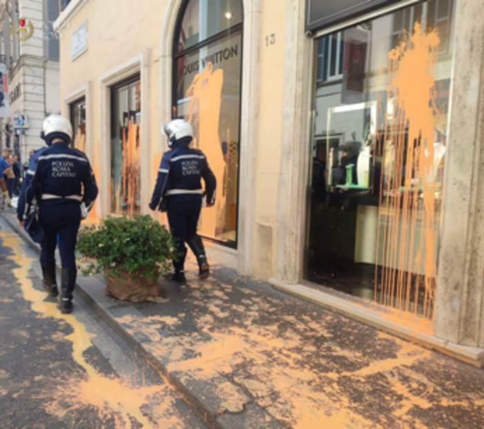Roma, attivisti imbrattatano vetrine di via Condotti: in 13 bloccati da polizia locale