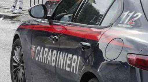 Torino, tenta di uccidere la madre con la sparachiodi e chiama il 112 Torino, tenta di uccidere la madre con la sparachiodi e chiama il 112