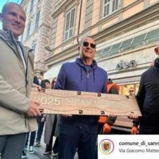 Sanremo, Carlo Conti posa la targa per Olly nella 'Walk of Fame' del Festival