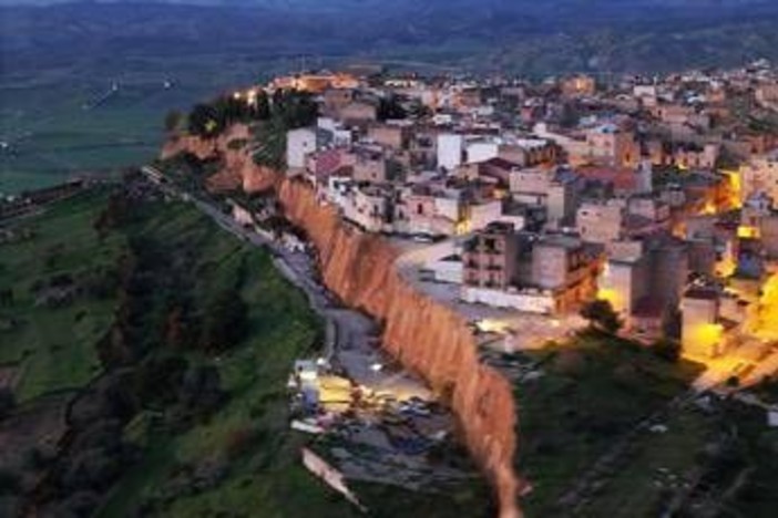 Frana a Niscemi, 13 indagati per disastro colposo