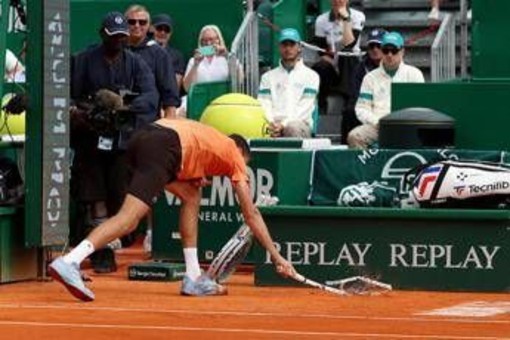Montecarlo, super Berrettini: doppio bagel a Medvedev e il russo distrugge la racchetta