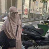 Sangiuliano posta foto di donna con niqab a Napoli: "Ecco pericolo islamizzazione" Sangiuliano posta foto di donna con niqab a Napoli: "Ecco pericolo islamizzazione"