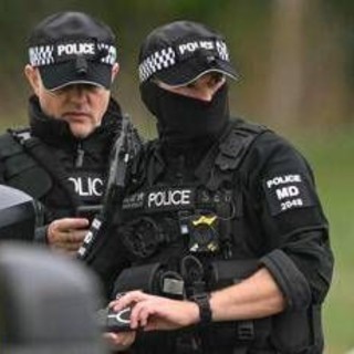Sventato attentato in Gran Bretagna, esplosivi vicino a una base Raf a Fairford: chi sono i 5 arrestati