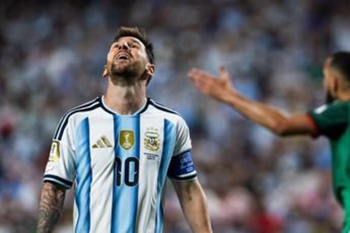 Messi, il comunicato della famiglia su papà Jorge: "Sotto osservazione, rispettate privacy" Messi, il comunicato della famiglia su papà Jorge: "Sotto osservazione, rispettate privacy"