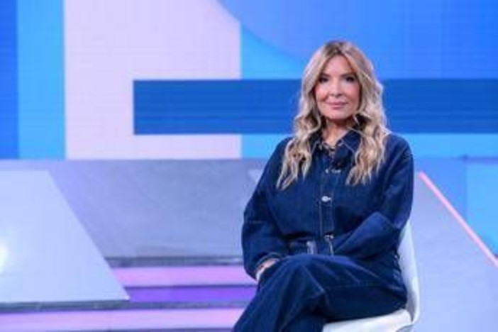 Isola dei Famosi rivoluzionata: 'addio' allo studio e Lucarelli in pole per la conduzione