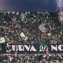 Petardi in campo, rissa e ospiti scortati fuori: caos in Palermo-Catanzaro