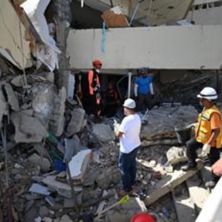Venezuela, bimbo di 3 anni estratto vivo dalle macerie a sei giorni dal sisma Venezuela, bimbo di 3 anni estratto vivo dalle macerie a sei giorni dal sisma