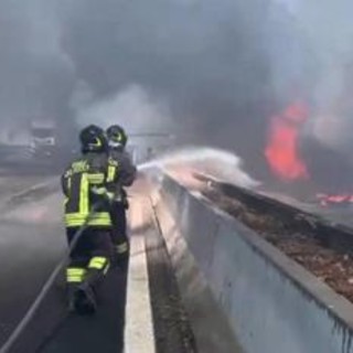 Auto in fiamme in autostrada, lunghe code e traffico in tilt