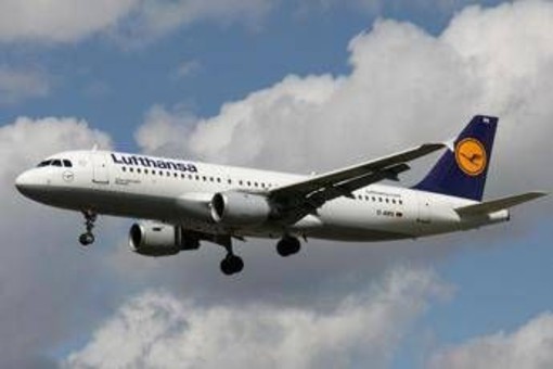Power bank prende fuoco su volo di Lufthansa: volo Francoforte-Lisbona dirottato a Lione