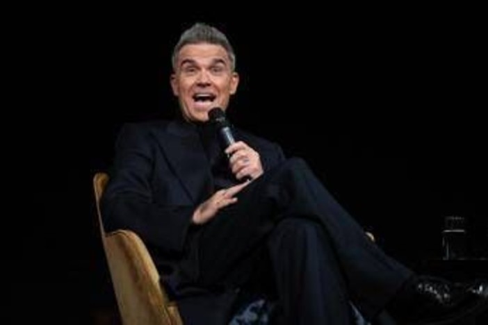 Robbie Williams supera i Beatles, record di album numero uno in Gb Robbie Williams supera i Beatles, record di album numero uno in Gb