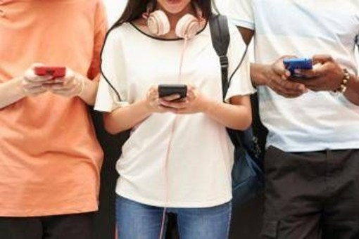 Indagine Moige-Piepoli 'Venduti ai minori', allarme vendita illegale alcol e tabacco