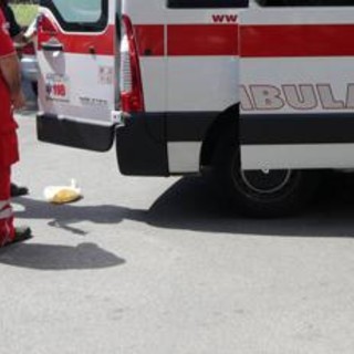 Accoltellato davanti a un bar a Ostia, morto 35enne: aggressore in fuga