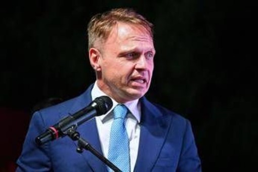 Vino, Lollobrigida: "Basta allarmi su etichette da burocrati di Bruxelles"