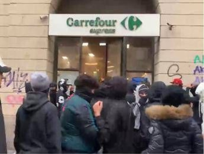 Milano, riparte la guerriglia in centro: sfondano vetrine, saccheggiato un supermercato. Sessanta giovani accompagnati in Questura Milano, riparte la guerriglia in centro: sfondano vetrine, saccheggiato un supermercato. Sessanta giovani accompagnati in Questura