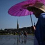 Caldo in Europa, in Italia 16 città in allerta. In Francia il giorno più caldo di sempre. Oms: "E' emergenza sanitaria" Caldo in Europa, in Italia 16 città in allerta. In Francia il giorno più caldo di sempre. Oms: "E' emergenza sanitaria"