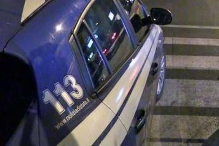 Torino, investito da un'auto mentre tenta di sfuggire a controllo antidroga: in 50 circondano la polizia Torino, investito da un'auto mentre tenta di sfuggire a controllo antidroga: in 50 circondano la polizia