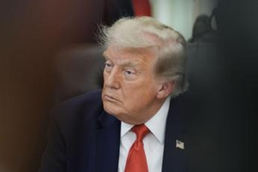 Iran, Trump insiste: "Colpiremo molto duramente, ora è il nostro turno"