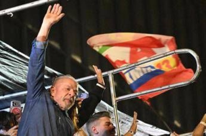 Brasile, Lula rieletto presidente: Bolsonaro chiede l’annullamento. Trump contesta il voto: "Hanno usato manuale Biden" Brasile, Lula rieletto presidente: Bolsonaro chiede l’annullamento. Trump contesta il voto: "Hanno usato manuale Biden"