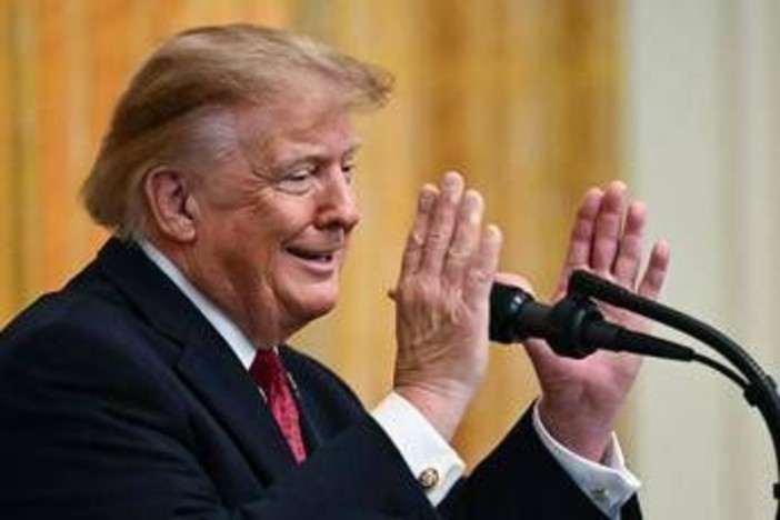 Trump e il mea culpa: "Usa volano e non l'ho spiegato, ho fatto un pessimo lavoro"