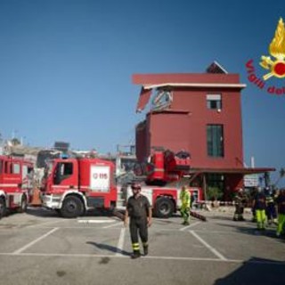 Paura a Messina, crolla edificio: vigili del fuoco cercano sei dispersi, una famiglia sotto le macerie
