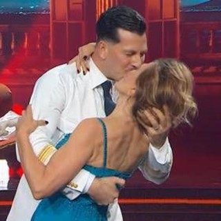 Ballando, D'Urso e il valzer con finale a sorpresa: il bacio con La Rocca Ballando, D'Urso e il valzer con finale a sorpresa: il bacio con La Rocca