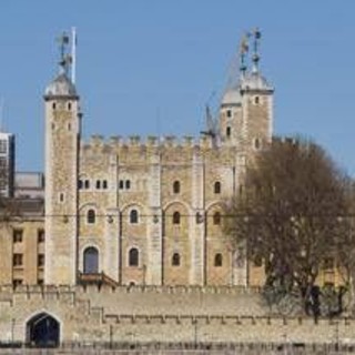 Torre di Londra, imbrattata con cibo la teca contenente la Corona Imperiale: 4 arresti Torre di Londra, imbrattata con cibo la teca contenente la Corona Imperiale: 4 arresti