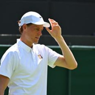 L'esordio di Sinner a Wimbledon, l'analisi del medico-fisiatra: "L'erba aumenta cadute e infortuni" L'esordio di Sinner a Wimbledon, l'analisi del medico-fisiatra: "L'erba aumenta cadute e infortuni"