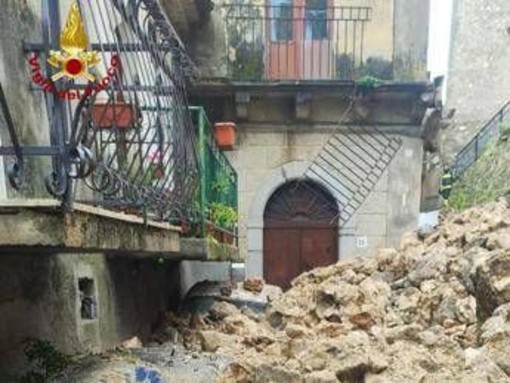 Reggio Calabria, crolla muro a ridosso di una chiesa: auto travolte dai detriti