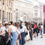 iPhone 18, in coda dall’alba a Milano. Pioggia di critiche social: "Per un posto di lavoro non farebbero quella fila"