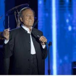Denuncia contro Julio Iglesias: accusato di tratta di essere umani, molestie e lavoro forzato