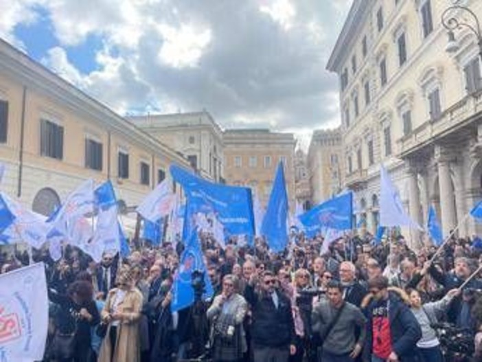 Referendum, le Camere penali e il loro Comitato in piazza a Roma per il Sì Referendum, le Camere penali e il loro Comitato in piazza a Roma per il Sì