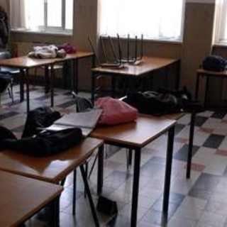 Prof aggredito da 11enne, sul casco del ragazzo le scritte sulle stragi Usa Prof aggredito da 11enne, sul casco del ragazzo le scritte sulle stragi Usa