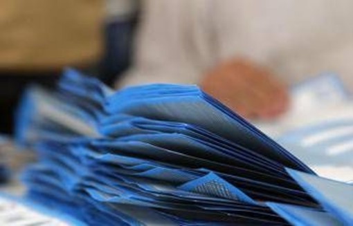 Sondaggio elezioni, centrodestra e centrosinistra quasi pari Sondaggio elezioni, centrodestra e centrosinistra quasi pari