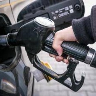 Caro carburanti, prezzo diesel e benzina: cosa è cambiato con tregua tra Usa e Iran