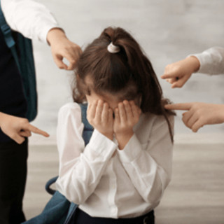 "Bullizza mia nipote": nonno entra in aula alle elementari e schiaffeggia un bimbo