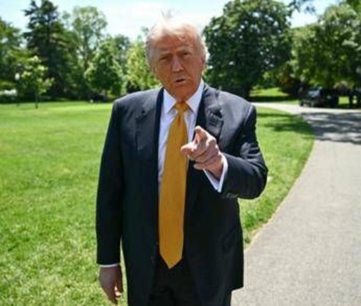 Trump tifoso alle Finali Nba, in tribuna per Knicks-Spurs a New York Trump tifoso alle Finali Nba, in tribuna per Knicks-Spurs a New York