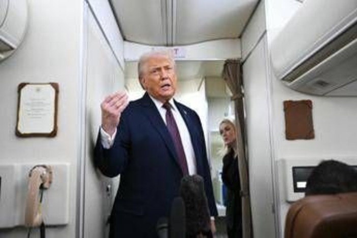 Trump sull'Air Force One: "In Groenlandia possiamo fare ciò che vogliamo"