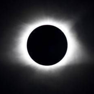 Eclissi, ecco dove si vedrà meglio in Italia e con il buio lo spettacolo delle 'stelle cadenti' Eclissi, ecco dove si vedrà meglio in Italia e con il buio lo spettacolo delle 'stelle cadenti'