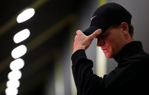 Jannik Sinner costretto a fermarsi, tornerà in campo nel 2027