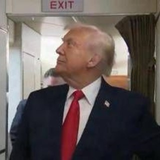 Trump e il bagno occupato sull'Air Force One: "C’è qualcuno lì dentro?" Trump e il bagno occupato sull'Air Force One: "C’è qualcuno lì dentro?"
