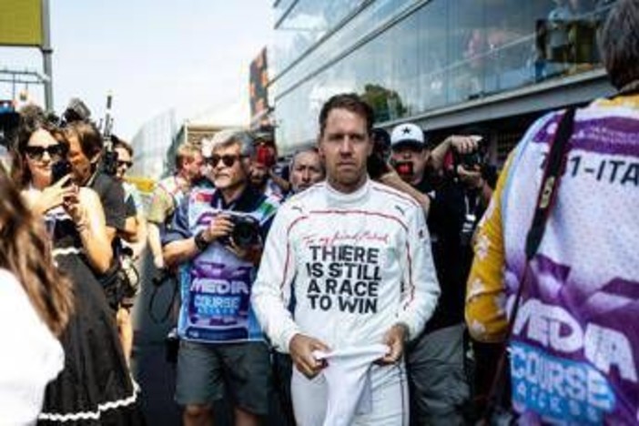 Gp Monza, l'omaggio commosso di Vettel a Schumacher: "Hai ancora una gara da vincere" Gp Monza, l'omaggio commosso di Vettel a Schumacher: "Hai ancora una gara da vincere"