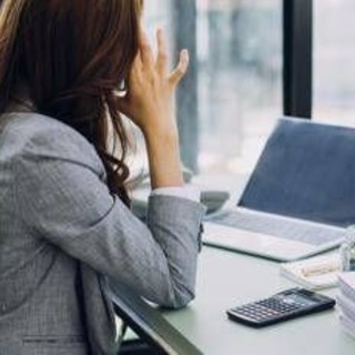 Molestie sul lavoro, anche carezze e confidenze non richieste possono essere risarcite