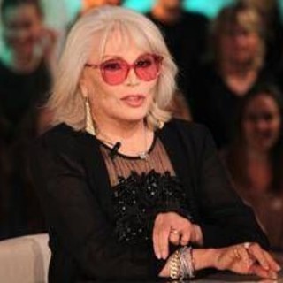 Amanda Lear a Belve: "Dalì era impotente, Bowie? Faceva un po' schifo..."