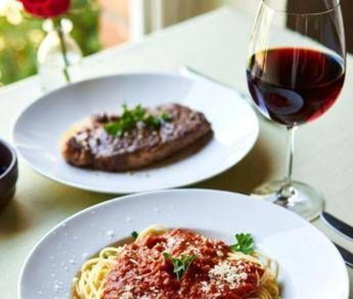 Carne, vino, pasta: le regole a tavola per vivere meglio (e di più) Carne, vino, pasta: le regole a tavola per vivere meglio (e di più)
