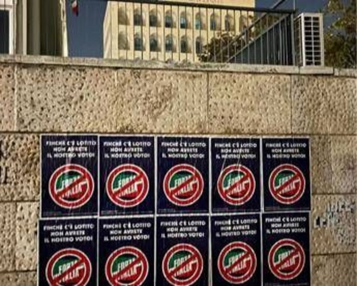 Protesta laziali, manifesti con simbolo Forza Italia sbarrato: "Finché c'è Lotito non avrete nostro voto" Protesta laziali, manifesti con simbolo Forza Italia sbarrato: "Finché c'è Lotito non avrete nostro voto"
