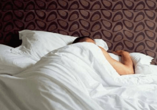 Sonno difficile e stanchezza appena svegli, è colpa dell'orologio biologico: ecco 5 regole per resettarlo