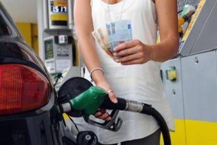 Prezzi benzina e diesel, non si fermano gli aumenti. Unc: "Pieno gasolio costa 40 cent in più in un giorno"
