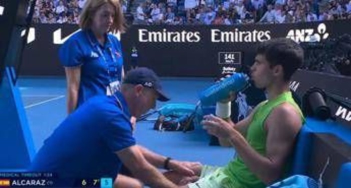 Australian Open, crampi per Alcaraz. E il medical time out fa infuriare Zverev