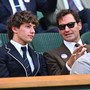 Antonelli-Federer, quante risate a Wimbledon: Roger consiglia una 'lezione' con Sinner