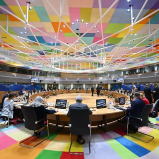 Da Ue prestito di 90 miliardi a Kiev, accantonato uso degli asset